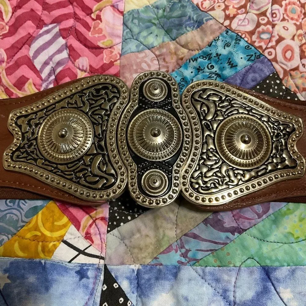 Cool vintage looking metal stretch antique buckle belt, brown and brushed gold